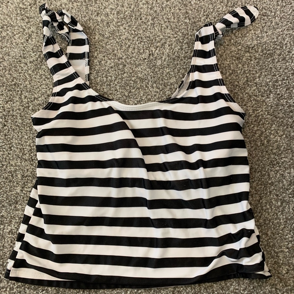 Kortni jeane tied up top in stripes